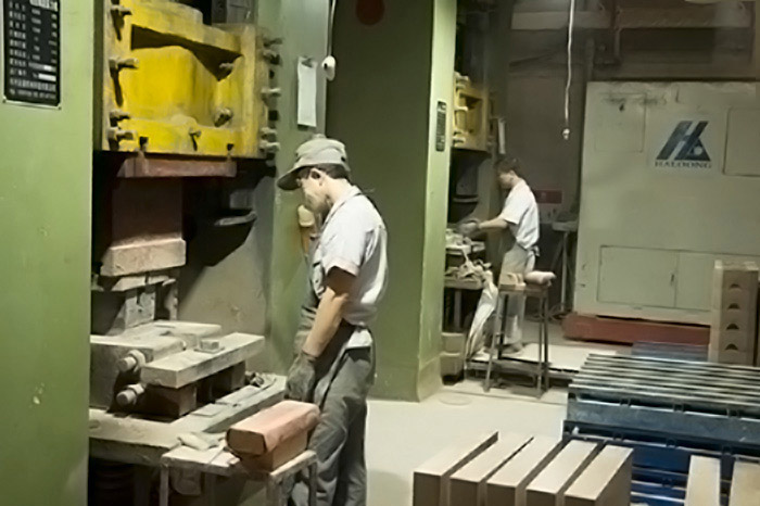 耐火磚成型壓力機設(shè)備